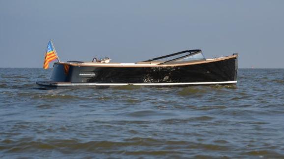 Luxury lounge boat